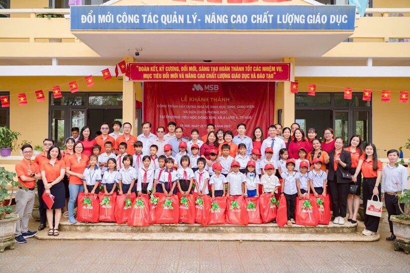 MSB trao tặng 30 suất học bổng cho các em học sinh có hoàn cảnh khó khăn của trường
