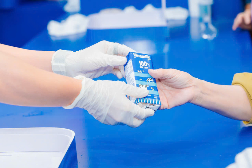 Các sản phẩm Vinamilk đến tay người tiêu dùng đều có thể truy xuất thông tin từ nguyên liệu đầu vào, quy trình sản xuất, đóng gói, vận chuyển đến điểm bán. Ảnh: Vi Nam