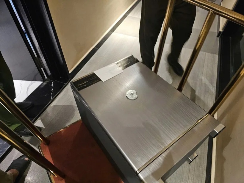 Công an niêm phong, thu giữ két sắt để phục vụ công tác điều tra. (Ảnh: PLO)