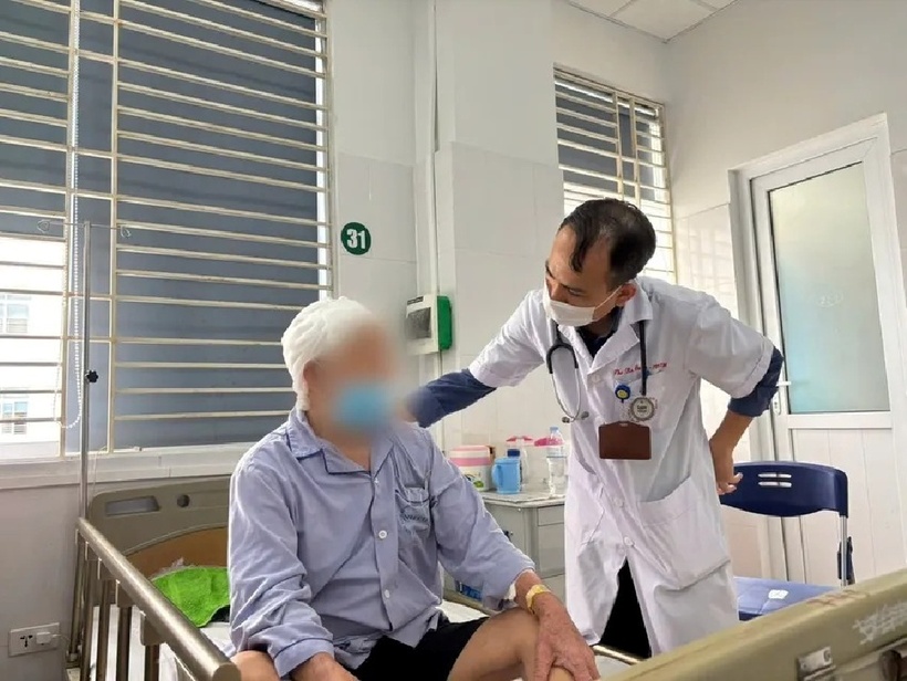 Bác sĩ kiểm tra tình trạng vết thương cho bệnh nhân. Ảnh: PLO.