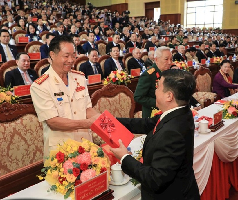 Đồng chí Y Thanh Hà Niê Kđăm, Ủy viên Ban Chấp hành Trung ương Đảng, Bí thư Tỉnh ủy, Trưởng đoàn ĐBQH khóa XV tỉnh Lâm Đồng tặng quà Anh hùng Lực lượng vũ trang Nhân dân Trần Hữu Thông