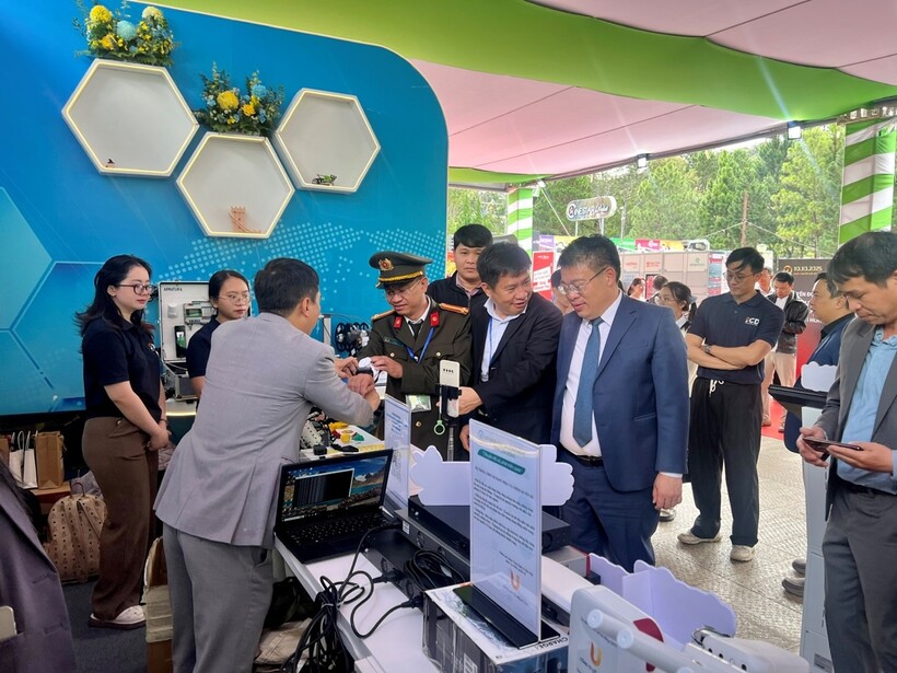 Các đại biểu tham quan và trải nghiệm dịch vụ tại khu trưng bày của Sở Khoa học và Công nghệ