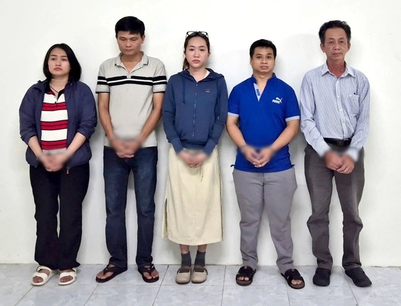 Từ trái qua: Phạm Thị Quyên, Bùi Đức Nhiên, Nguyễn Thạch Thảo Nguyên, Nguyễn Hoàng Thái Dương, Nguyễn Minh Dũng. Ảnh: Tuổi Trẻ