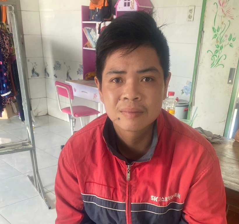 Lê Hoàng Huy Hùng tại thời điểm bị bắt. Ảnh: Công an Vĩnh Long