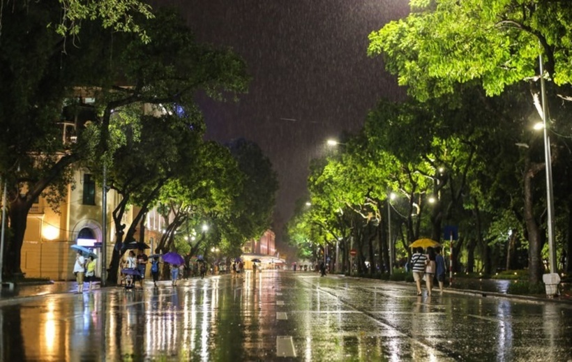 Dự báo Bắc Bộ và Bắc Trung Bộ tiếp tục có mưa rào và dông rải rác, kèm theo mưa to cục bộ, thời tiết duy trì trạng thái mát mẻ. Ảnh minh hoạ.