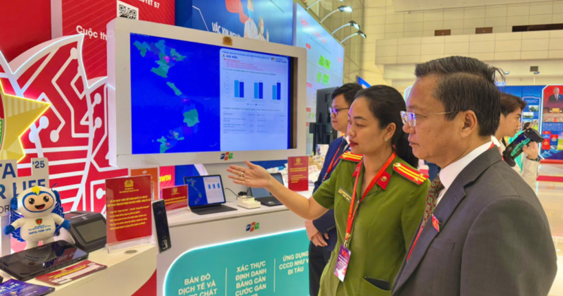 Các đại biểu tham dự Đại hội Đảng bộ Chính phủ ấn tượng với gian trưng bày của Bộ Công an.