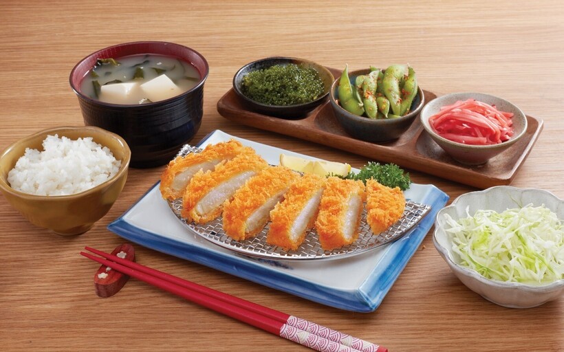 Thưởng thức Thịt Heo Chiên Xù Kiểu Nhật Tonkatsu theo kiểu truyền thống Nhật Bản.