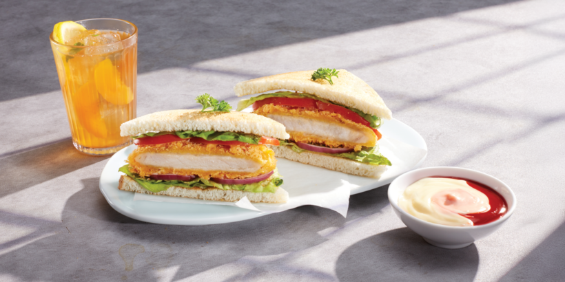 Sandwich kẹp Thịt Heo Chiên Xù Kiểu Nhật Tonkatsu là lựa chọn cho bữa sáng dinh dưỡng và tiện lợi.