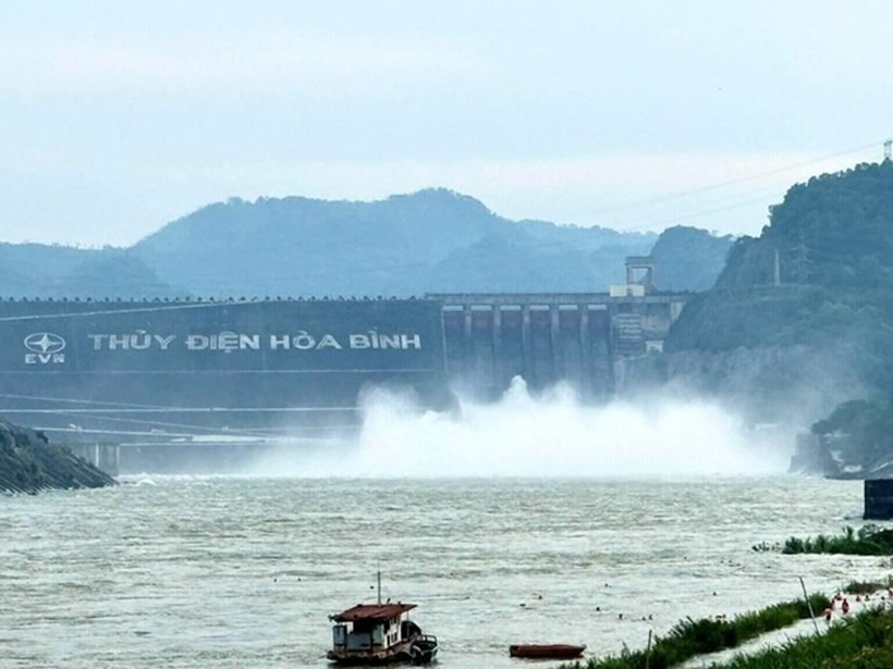 Thủy điện Hòa Bình được lệnh xả đáy. Ảnh: Lao động