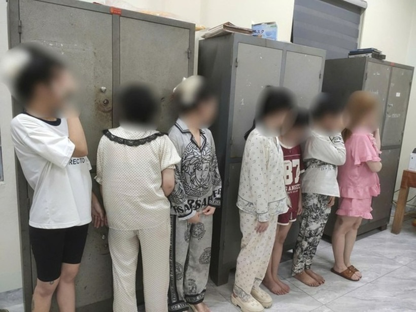 Các đối tượng tại cơ quan công an. Ảnh: Công an Hưng Yên