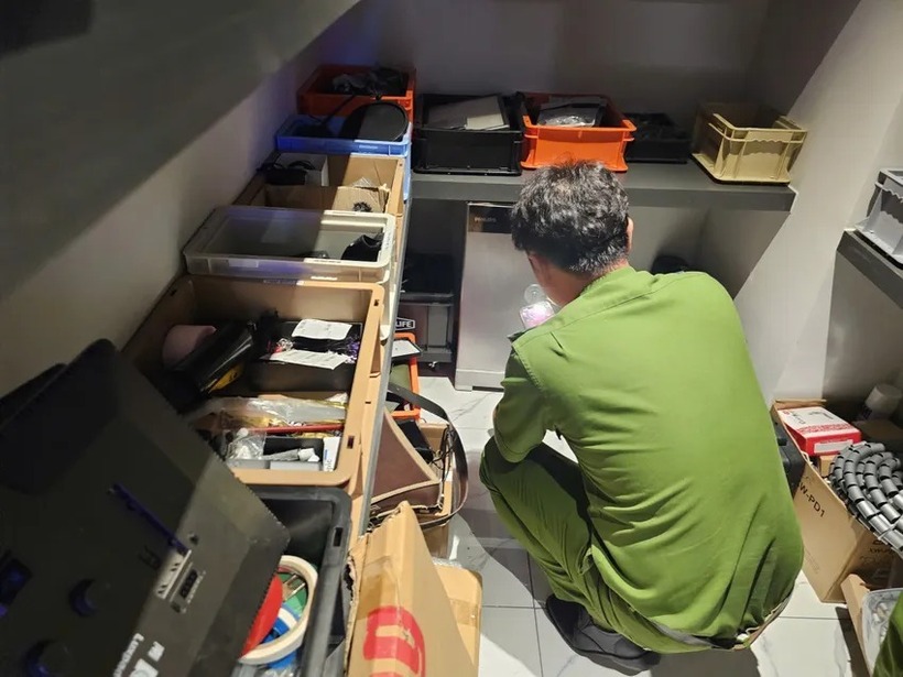 Công an thực hiện khám xét nơi ở của Ngân và thu giữ các tang vật liên quan. Ảnh: Pháp luật TP.HCM