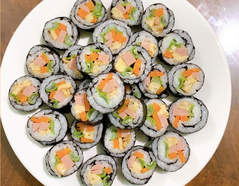 Món kimbap được bày trên đĩa.