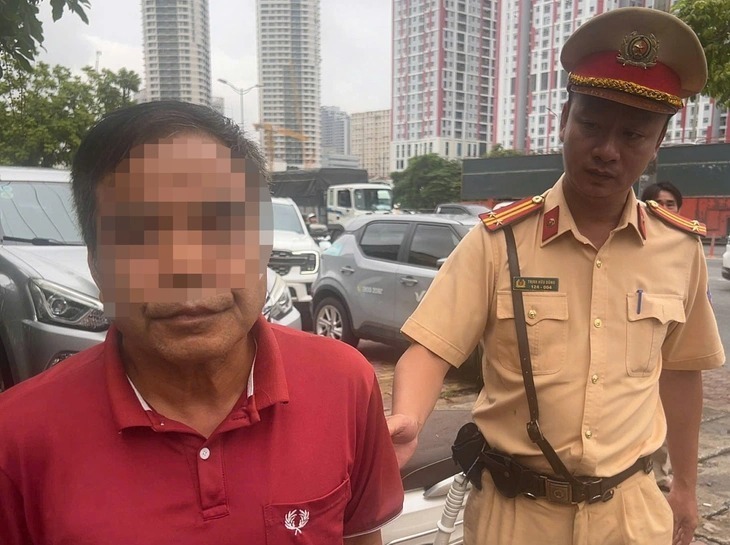 Nam tài xế lái ô tô đi ngược chiều ở đường trên cao trong trạng thái say xỉn. Ảnh: Tuổi trẻ