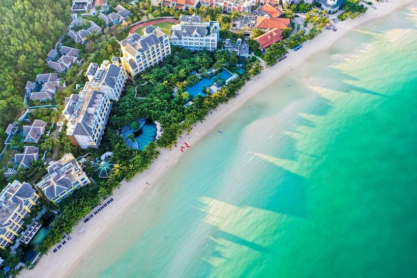 JW Marriott Phu Quoc Emerald Bay Resort nhận 2 giải thưởng lớn: Khu nghỉ dưỡng & spa sang trọng hàng đầu châu Á 2025, Khu nghỉ dưỡng tiệc cưới sang trọng hàng đầu châu Á 2025.