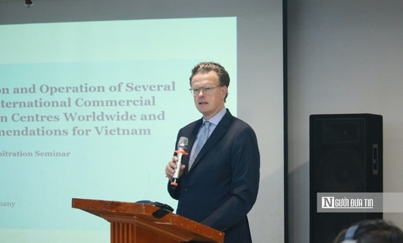 Ông Felix Prozorov Bastians - Luật sư, Trọng tài và tố tụng quốc tế, Hãng luật GvW Graf von Westphalen, Frankfurt am Main (Đức) chia sẻ kinh nghiệm tại hội thảo.
