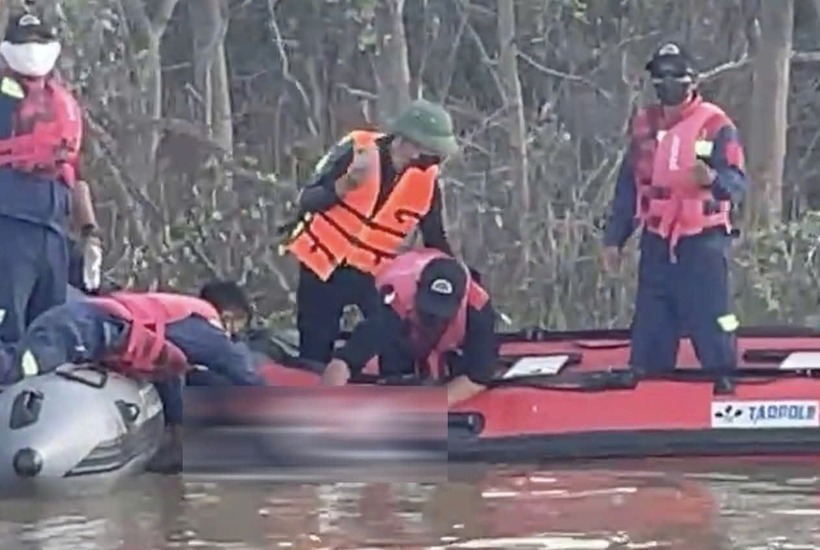 Lực lượng chức năng tìm thấy thi thể anh D. Ảnh: Tiền phong