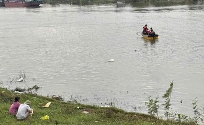 Lực lượng chức năng tổ chức tìm kiếm nạn nhân trên sông Đáy. (Ảnh: Lao động)