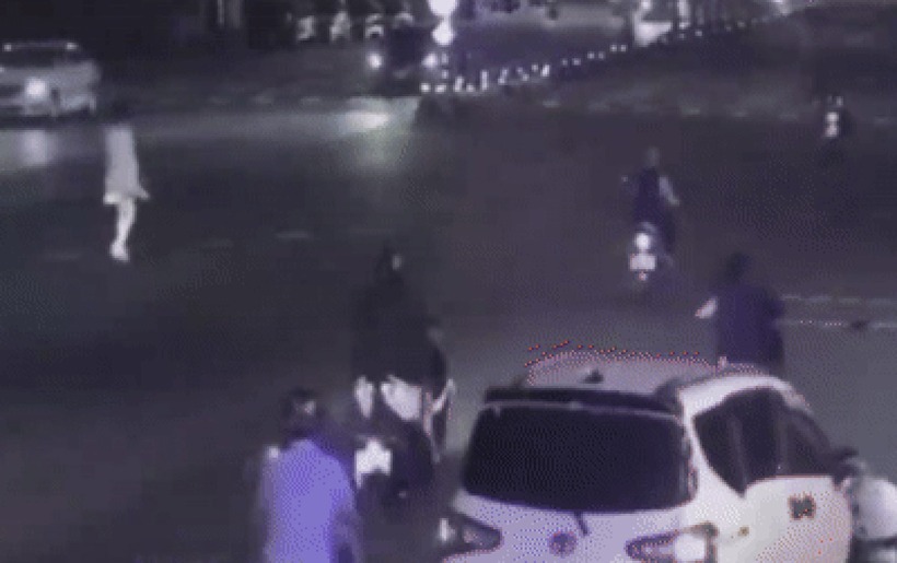 Sự việc nhận được sự chú ý của người đi đường.