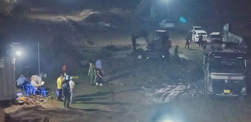 Lực lượng chức năng bắt quả tang nhóm người chôn, lấp gần 50 tấn chất thải trái quy định. Ảnh CACC