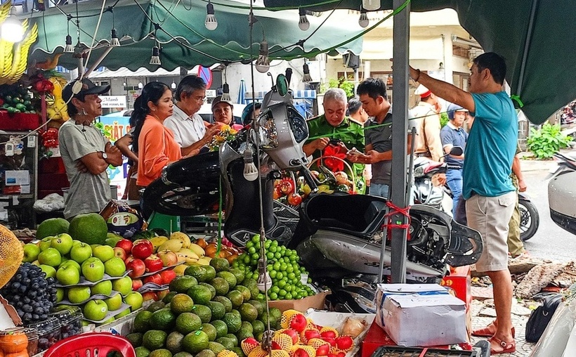 Xe máy bị hư hỏng, văng lên nằm trên sạp trái cây. (Ảnh: Dân trí)