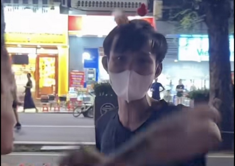 Người bán hàng rong bị tố quấy rối du khách ở hồ Gươm. Ảnh: VTC News