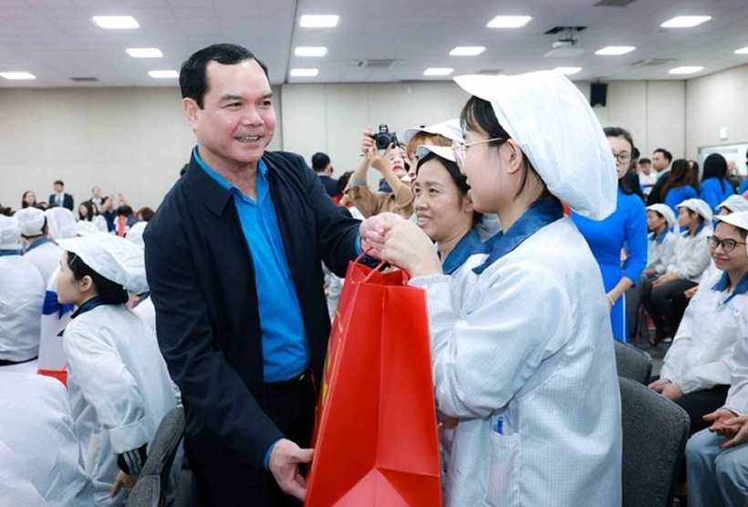 Tổng LĐLĐ Việt Nam dự kiến chi hàng nghìn tỷ đồng tặng quà và chúc tết một số đối tượng lao động dịp tết Nguyên đán Bính Ngọ 2026. Ảnh minh họa/ Thanh Niên