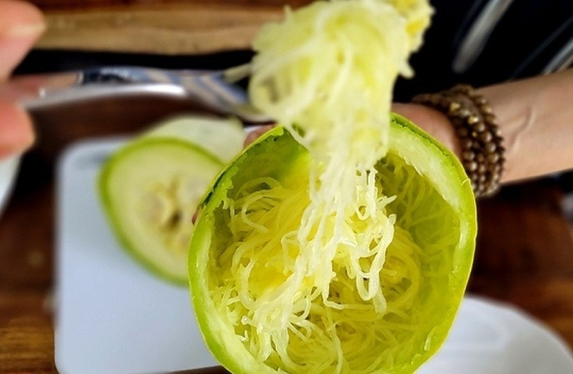Lạ lùng loại bí có phần ruột tách thành sợi như mì spaghetti, giá cao ngất ngưởng - 1