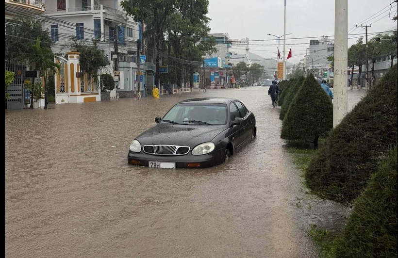 Nhiều tuyến đường ở Nha Trang ngập sâu. (Ảnh: Tiền phong)