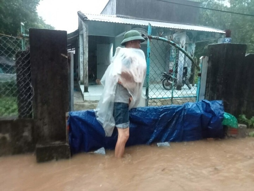 Người dân dựng các vật che trước cổng để hạn chế nước tràn vào nhà nhưng cũng không hiệu quả do nước lên nhanh, chảy mạnh. Ảnh: VTC News