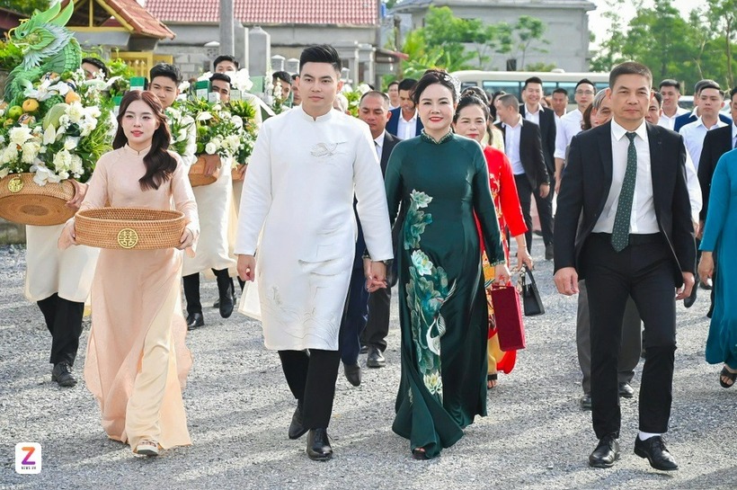 Khoảng 8h, chú rể Nguyễn Viết Vương cùng nhà trai mang theo 7 tráp ăn hỏi đến nhà gái trong niềm hân hoan, phấn khởi của người thân 2 bên gia đình.