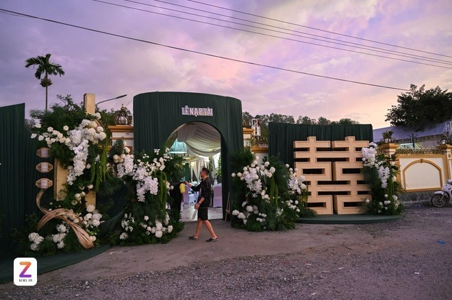 Sáng 16/10, lễ ăn hỏi của Hoa hậu Việt Nam Đỗ Thị Hà và doanh nhân Nguyễn Viết Vương, 31 tuổi, được cử hành tại nhà riêng của cô dâu ở Thanh Hóa. Buổi lễ diễn ra riêng tư và kín đáo, chỉ có sự tham gia của hai bên gia đình và số ít đồng nghiệp thân thiết. Trong tháng 10, cô dâu, chú rể sẽ tổ chức hôn lễ tại quê nhà của Nguyễn Viết Vương ở Quảng Trị.