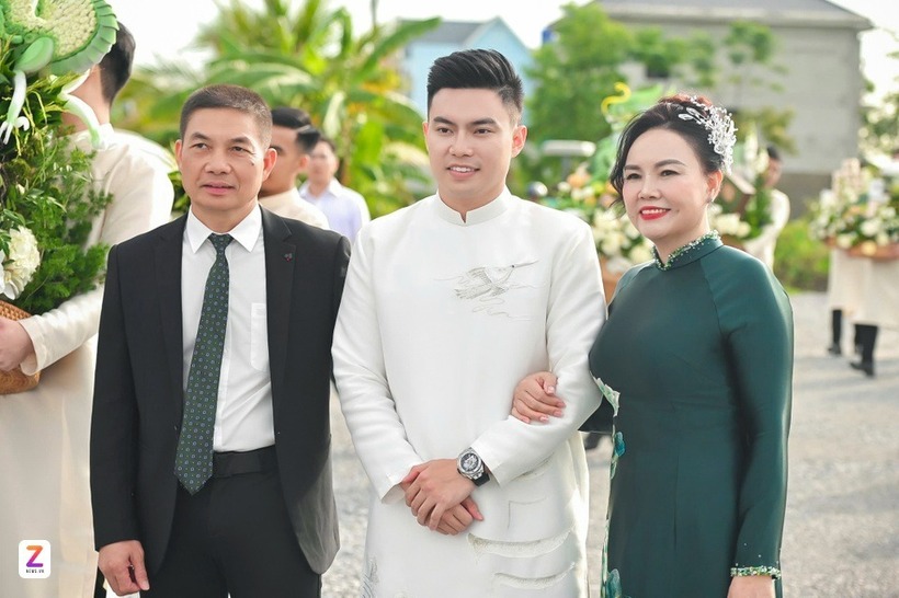 Thiếu gia Nguyễn Viết Vương cùng bố mẹ.