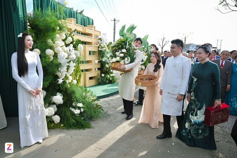 Những bông hoa màu trắng đầy nổi bật trên nền xanh, tạo nên không gian đậm chất truyền thống.