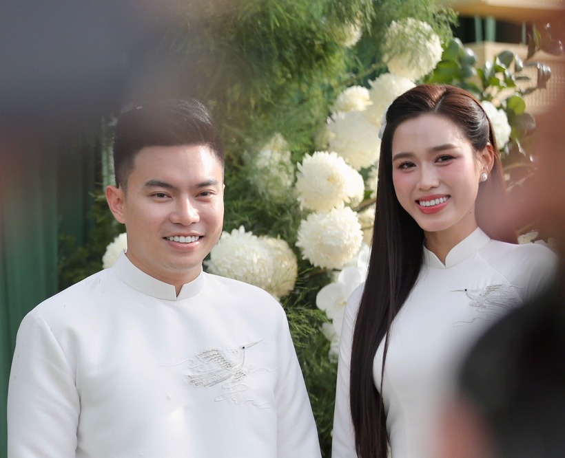 Cặp đôi tươi cười rạng rỡ.