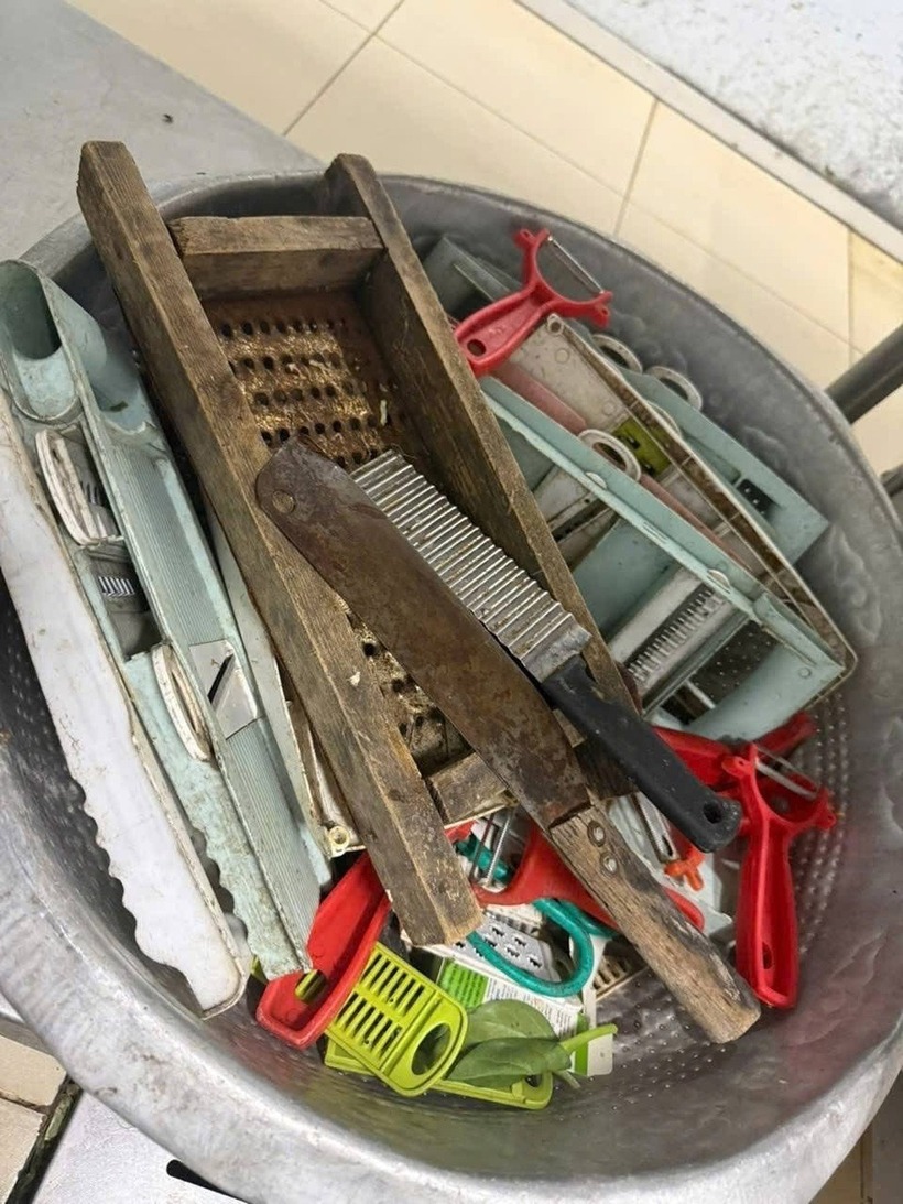 Phụ huynh cũng ghi lại hình ảnh dụng cụ làm bếp rỉ sét. Ảnh: Dân Trí