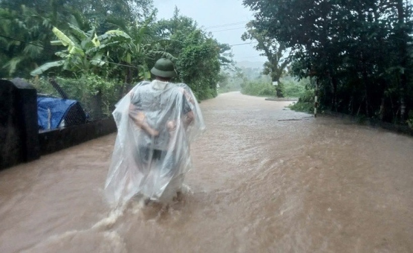Mưa lớn khiến nhiều tuyến đường tại xã Phú Lộc (thành phố Huế) bị ngập. Ảnh: Tuổi trẻ Online