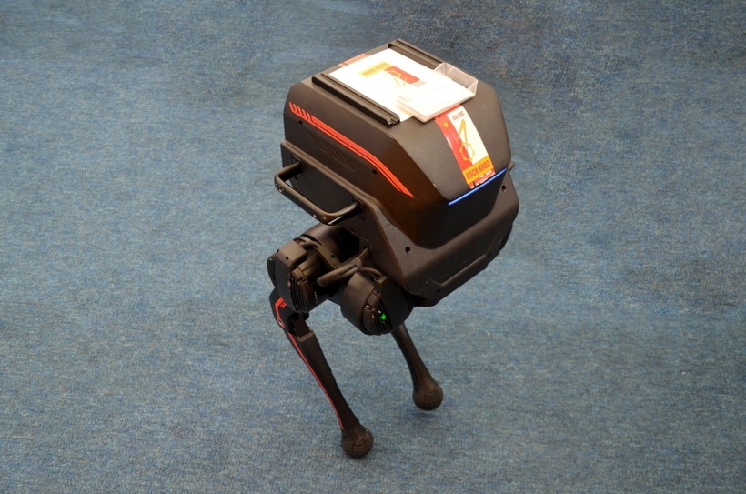 Mẫu robot hai chân được gắn logo Đại học Bách khoa Hà Nội. Ảnh: VietNamnet