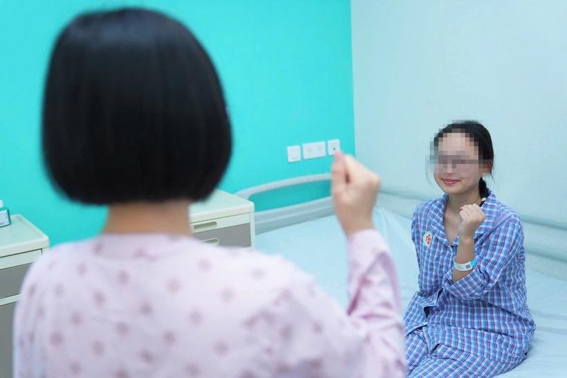 Hai mẹ con động viên nhau trước khi bước vào ca phẫu thuật. Ảnh: BVCC