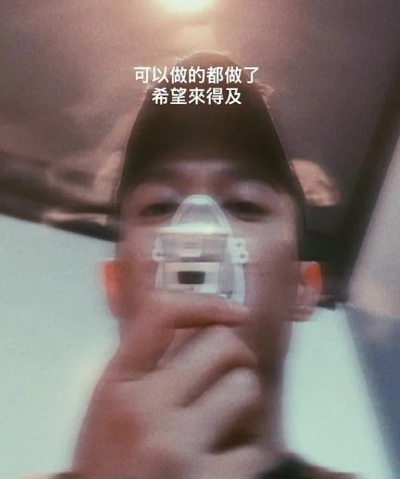 Châu Bách Hào sử dụng máy hỗ trợ thở và tạo ẩm thanh quản.