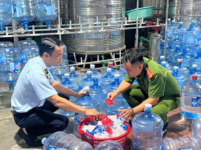 Phát hiện đường dây sản xuất hàng chục nghìn bình nước Lavie giả tại Hà Nội - 1