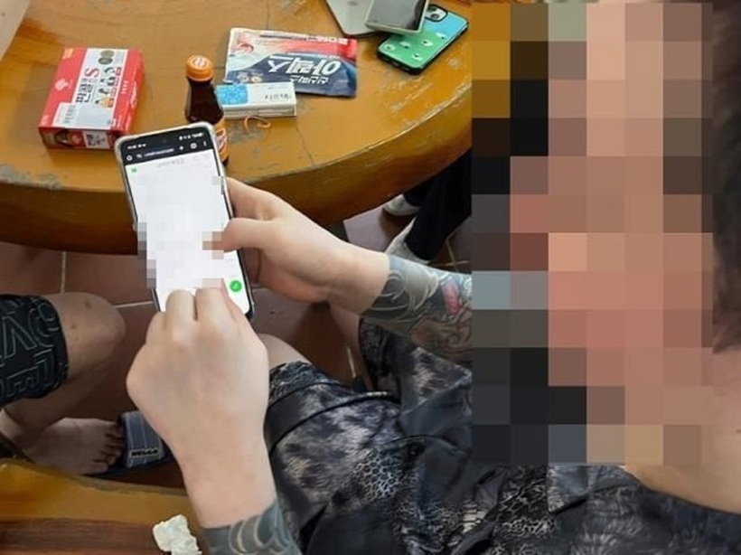 A diễn tả lại cách để lại manh mối, giúp giới chức Hàn Quốc phối hợp với cảnh sát Campuchia giải cứu. Ảnh: Korea Times.