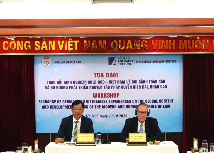 TS. Trần Công Phàn – Phó Chủ tịch Thường trực Hội Luật gia Việt Nam và ông Clauspeter Hill - Phó Trưởng Ban Hợp tác Châu Âu và Quốc tế, Viện KAS Berlin chủ trì tọa đàm.