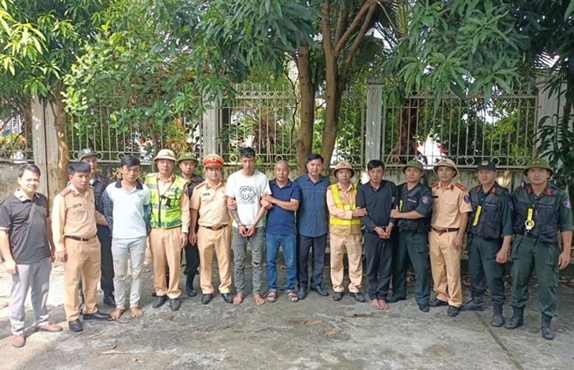 Lực lượng chức năng khống chế 3 đối tượng đang trên đường bỏ trốn. Ảnh: Cục CSGT