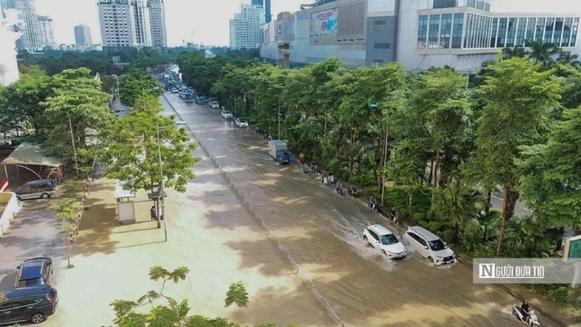 Đường Võ Chí Công trong tình trạng ngập úng (Ảnh: Hữu Thắng).