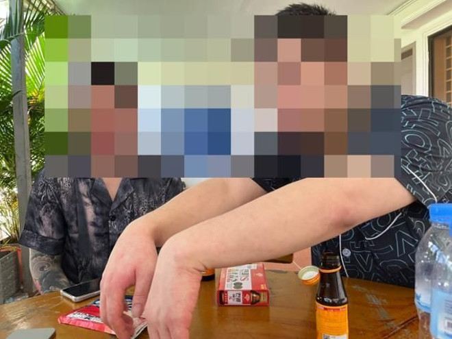 Hai nạn nhân người Hàn Quốc kể lại trải nghiệm bị tra tấn bên trong trại lừa đảo ở Campuchia hôm 16/10. Ảnh: Korea Times.