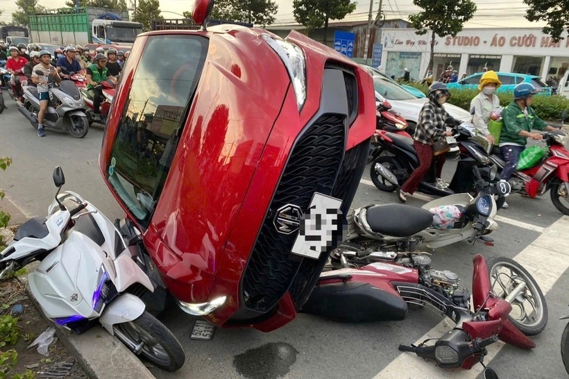Chiếc ô tô lật nghiêng sau khi tông trúng hàng loạt phương tiện đang chờ đèn đỏ. Ảnh: Dân trí