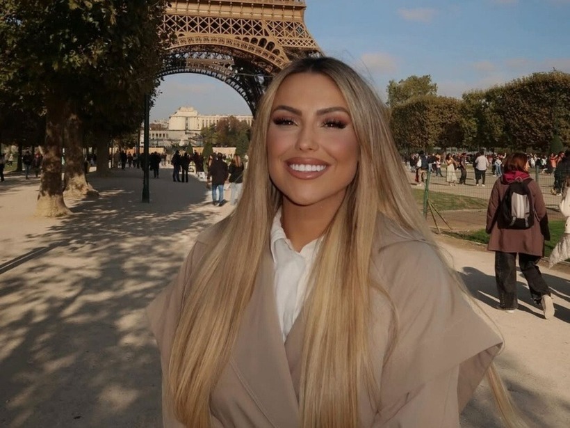 Maria Aguilar sinh ngày 9/8/1999 tại Álora (Málaga), miền Nam Tây Ban Nha. Trước khi nổi tiếng, cô đang theo học đại học nhưng quyết định tạm gác việc học để tham gia chương trình thực tế của đài Telecinco, bước ngoặt giúp cô được công chúng biết đến.