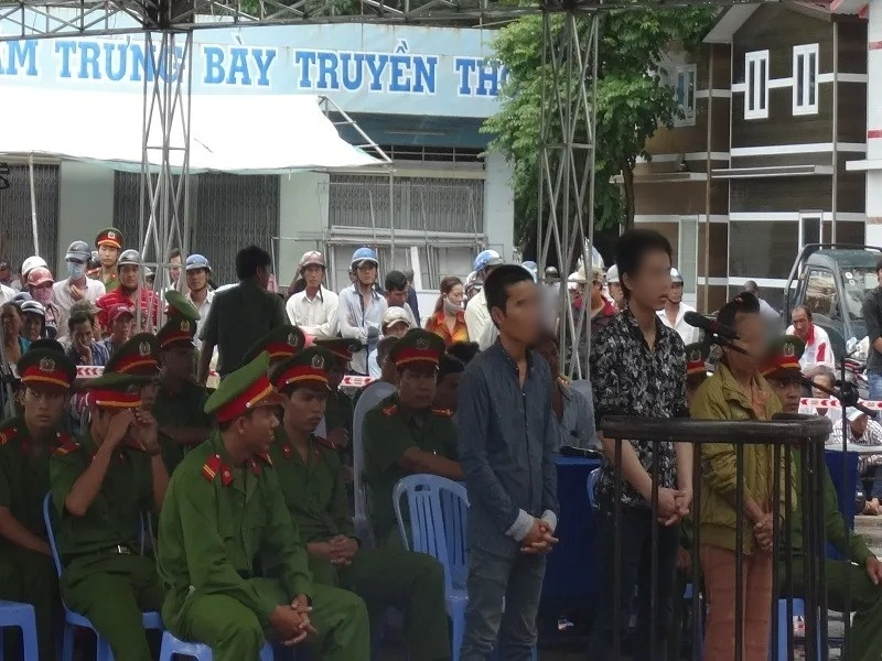 Bị cáo Tr.H.Tr đứng giữa hai bị cáo Tr.P.D và Tr.H.Y. (Ảnh: Pháp luật TP.HCM)