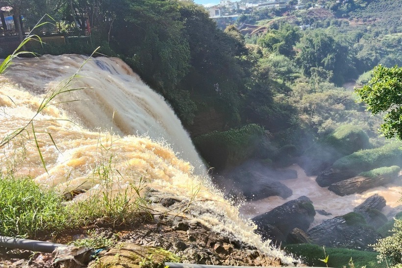Hiện trường chị N. rơi xuống thác, mất tích. (Ảnh: Dân trí)