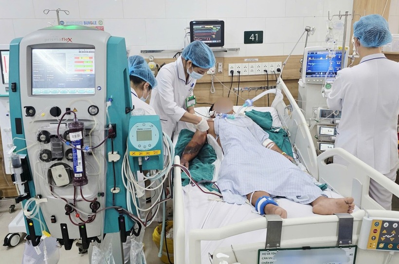 Dù đã được tiêm huyết thanh kháng nọc rắn, lọc máu, thở máy..., bệnh nhân vẫn không qua khỏi do việc bỏ qua thời gian vàng để điều trị đã khiến bệnh diễn biến quá nặng. Ảnh: Dân Trí.